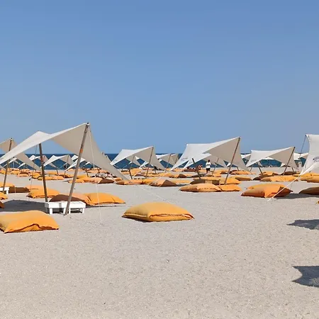 Thea Summerland Mamaia